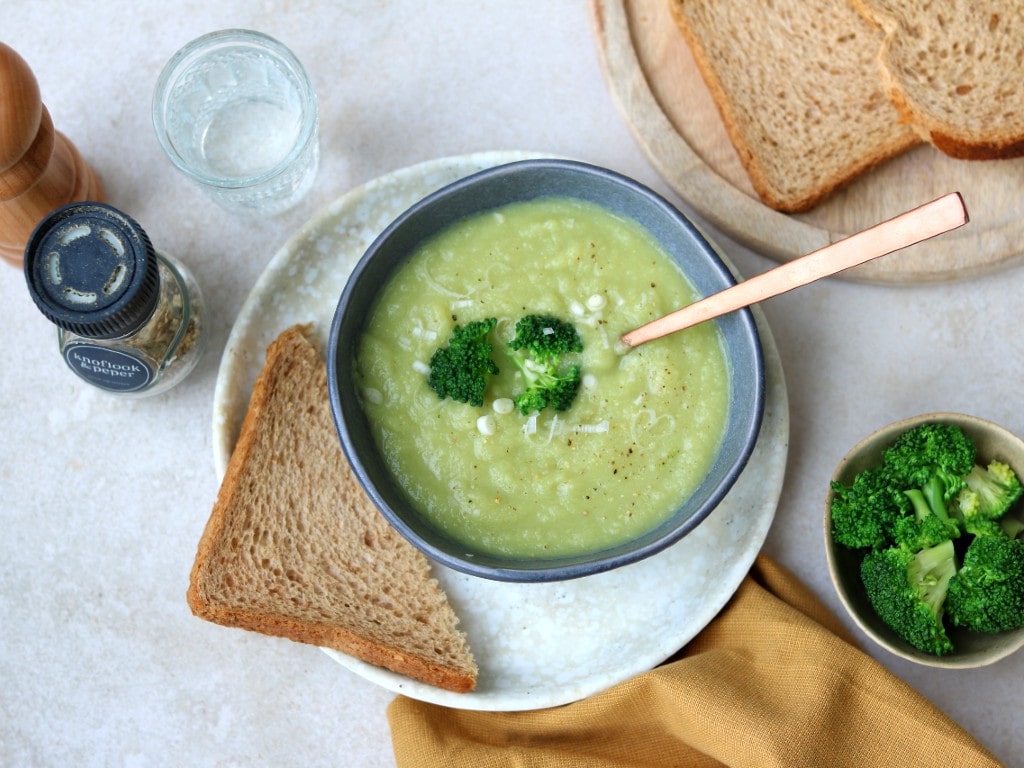 Eenvoudige broccolisoep met de stam van de broccoli