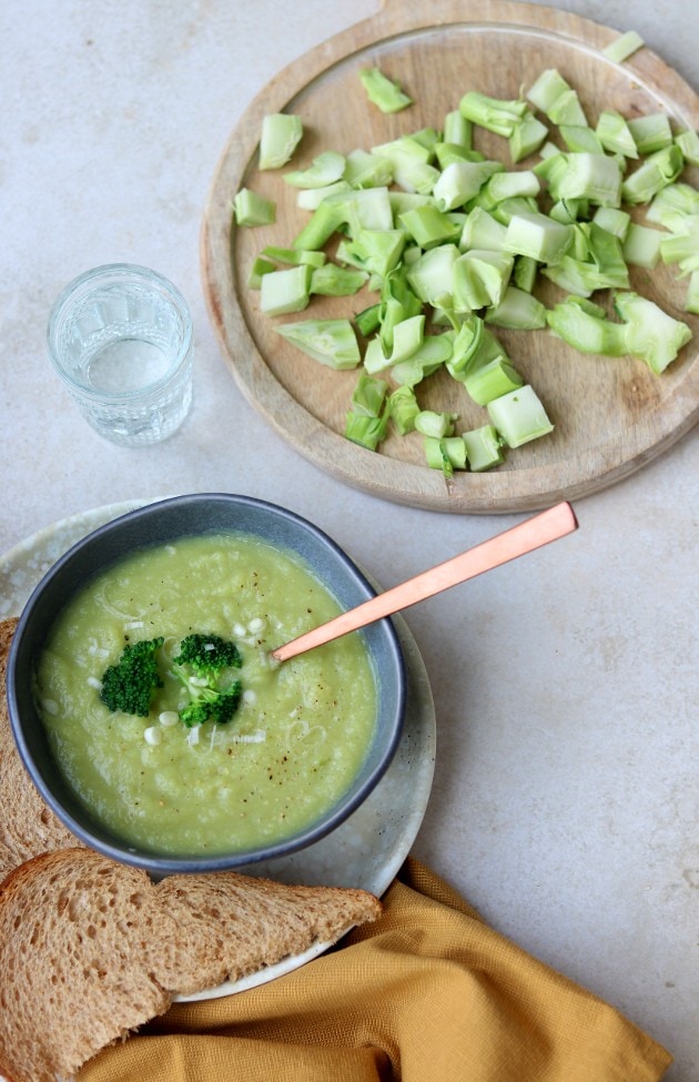 Broccolisoep maken van de stronk