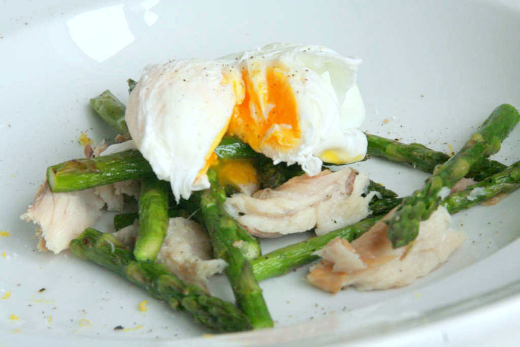 Groene asperges met gepocheerd ei