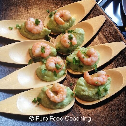 Gezonde hapjes van avocado met gamba's