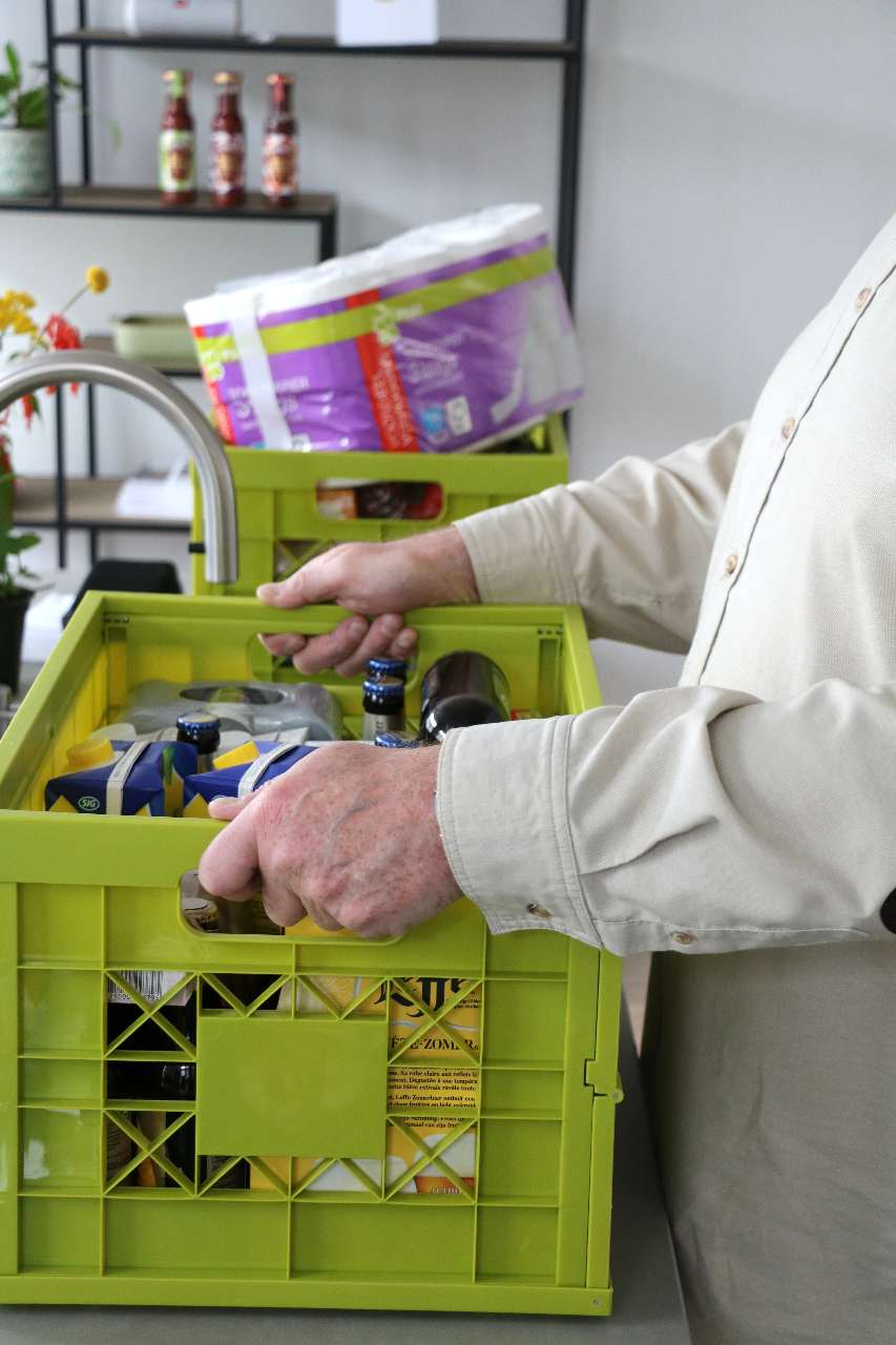 Snelle bami zonder vlees is een makkelijk hoofdgerecht boordevol groente en is dus lekker gezond. Het hele gezin smult van dit vegetarische avondeten.