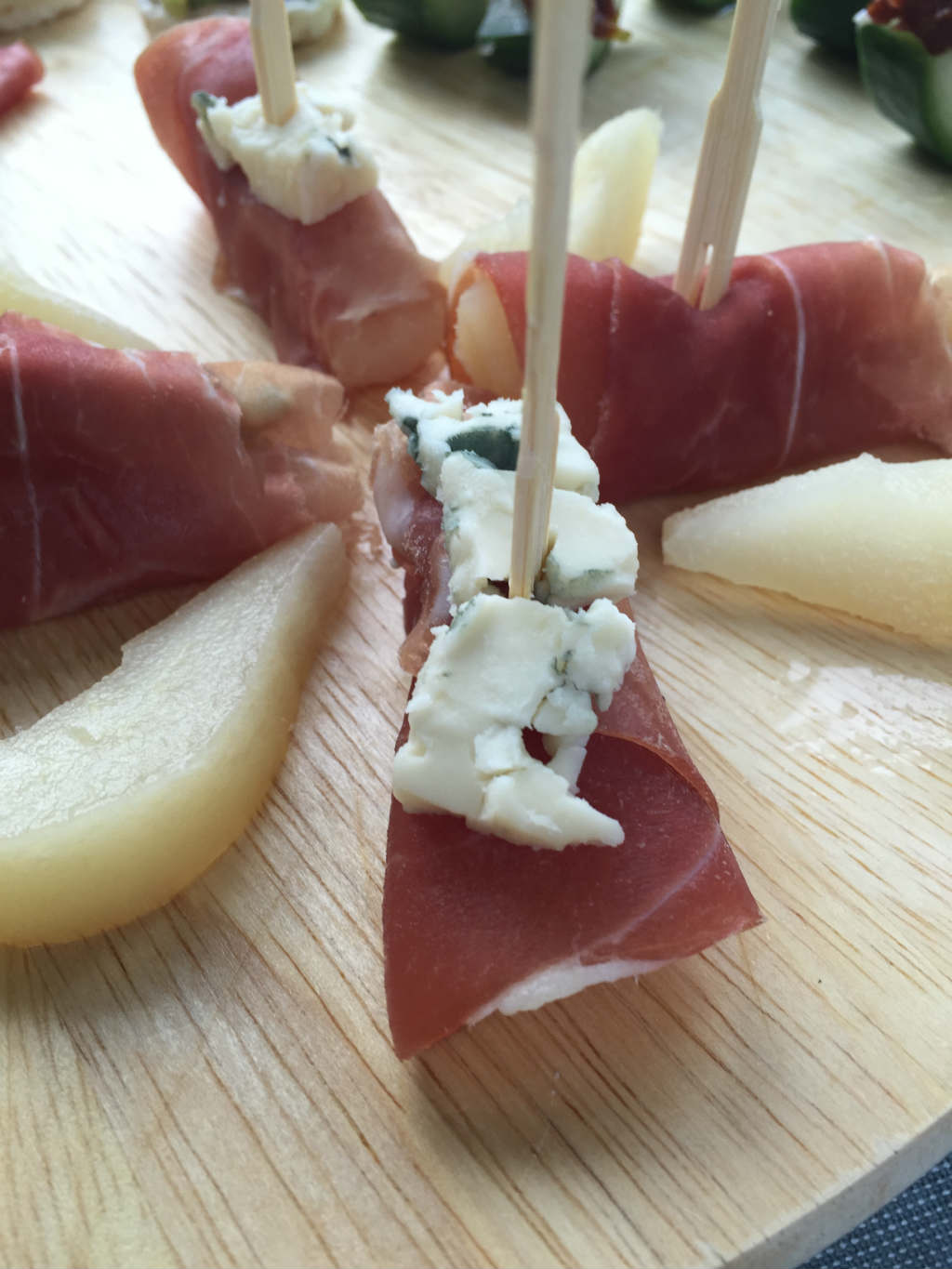 Recept voor een koud hapje met peer, rauwe ham en blauwe kaas