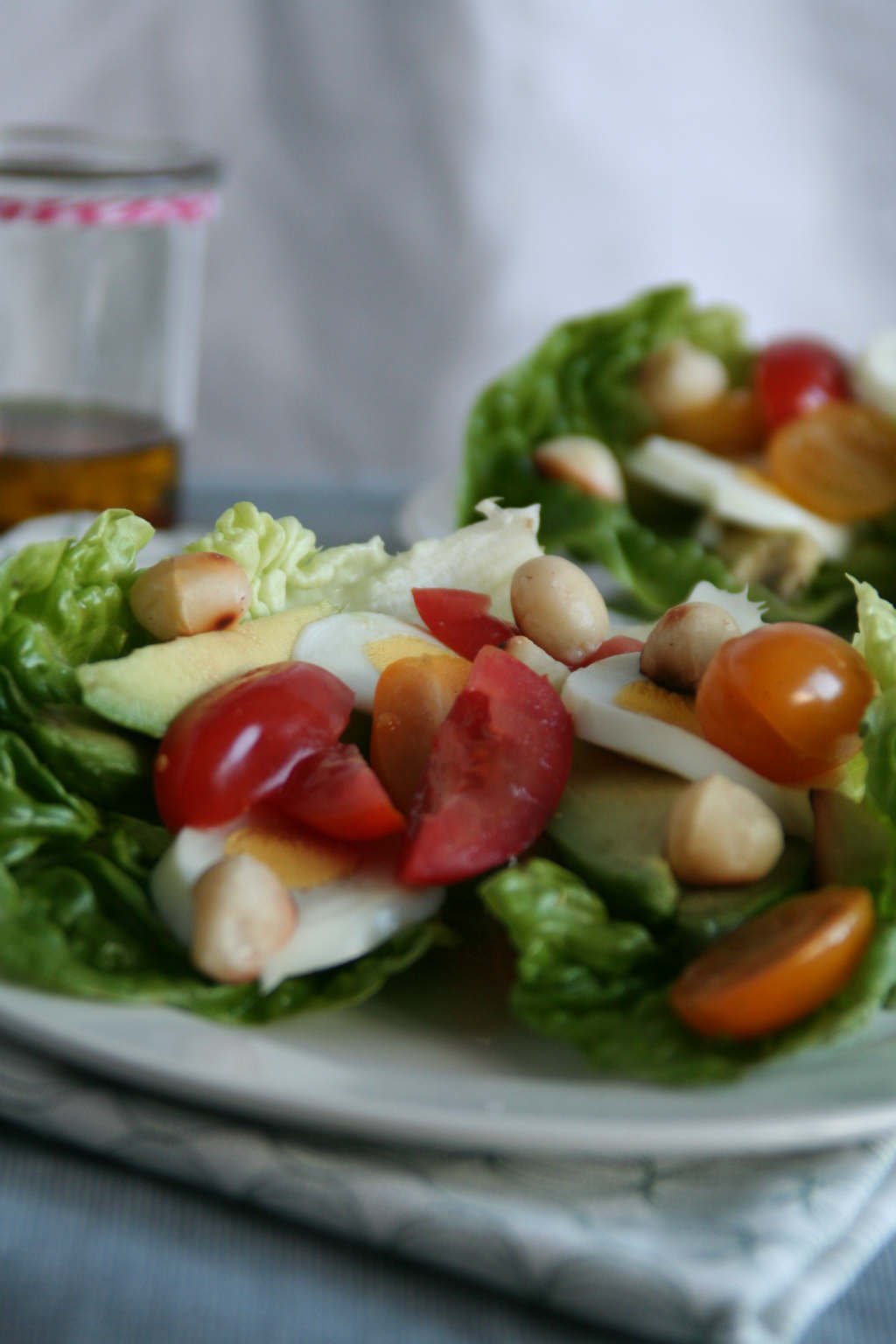 salade in romaine bladeren