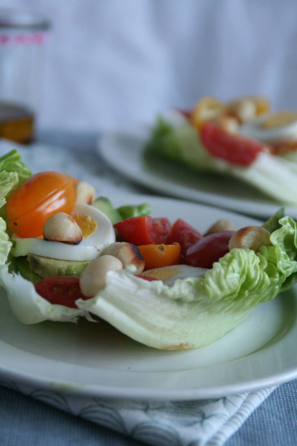 salade in romaine bladeren