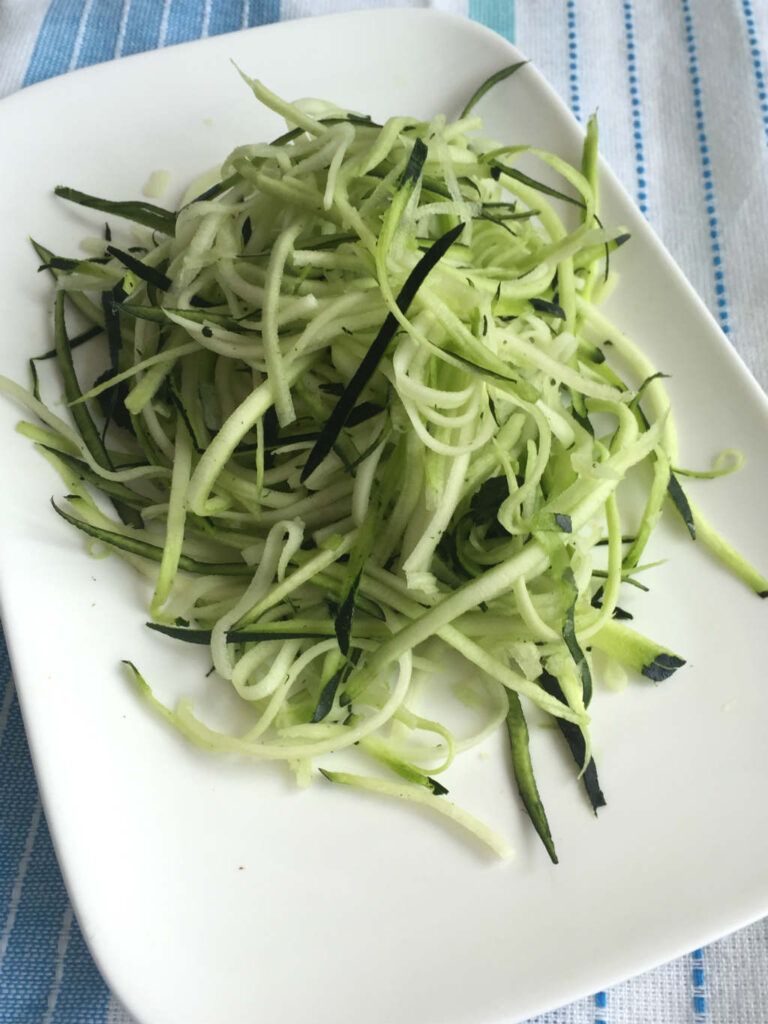 spaghetti van courgette met een walnoten basilicum saus en gerookte zalm