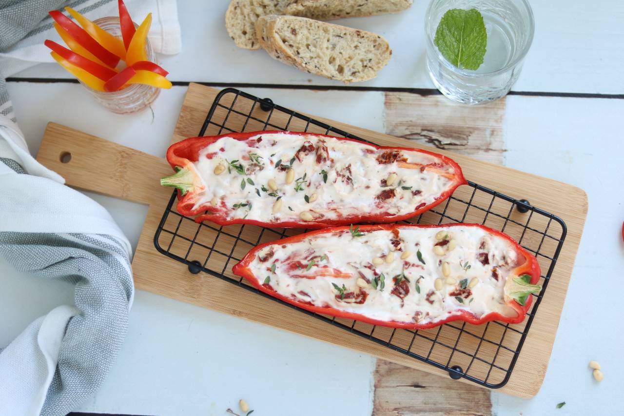 Zoete puntpaprika met geitenkaas als hapje bij een borrel