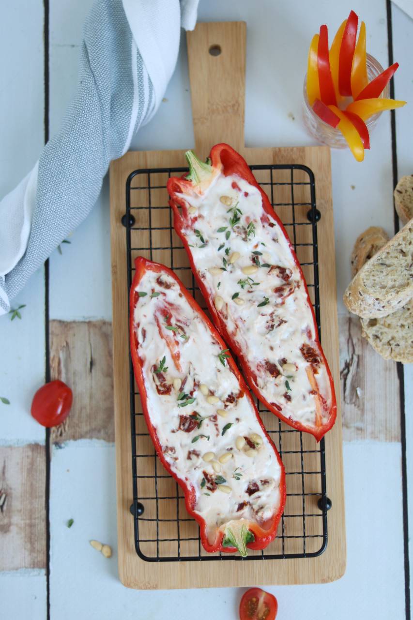 Zoete puntpaprika met geitenkaas voor op de barbecue