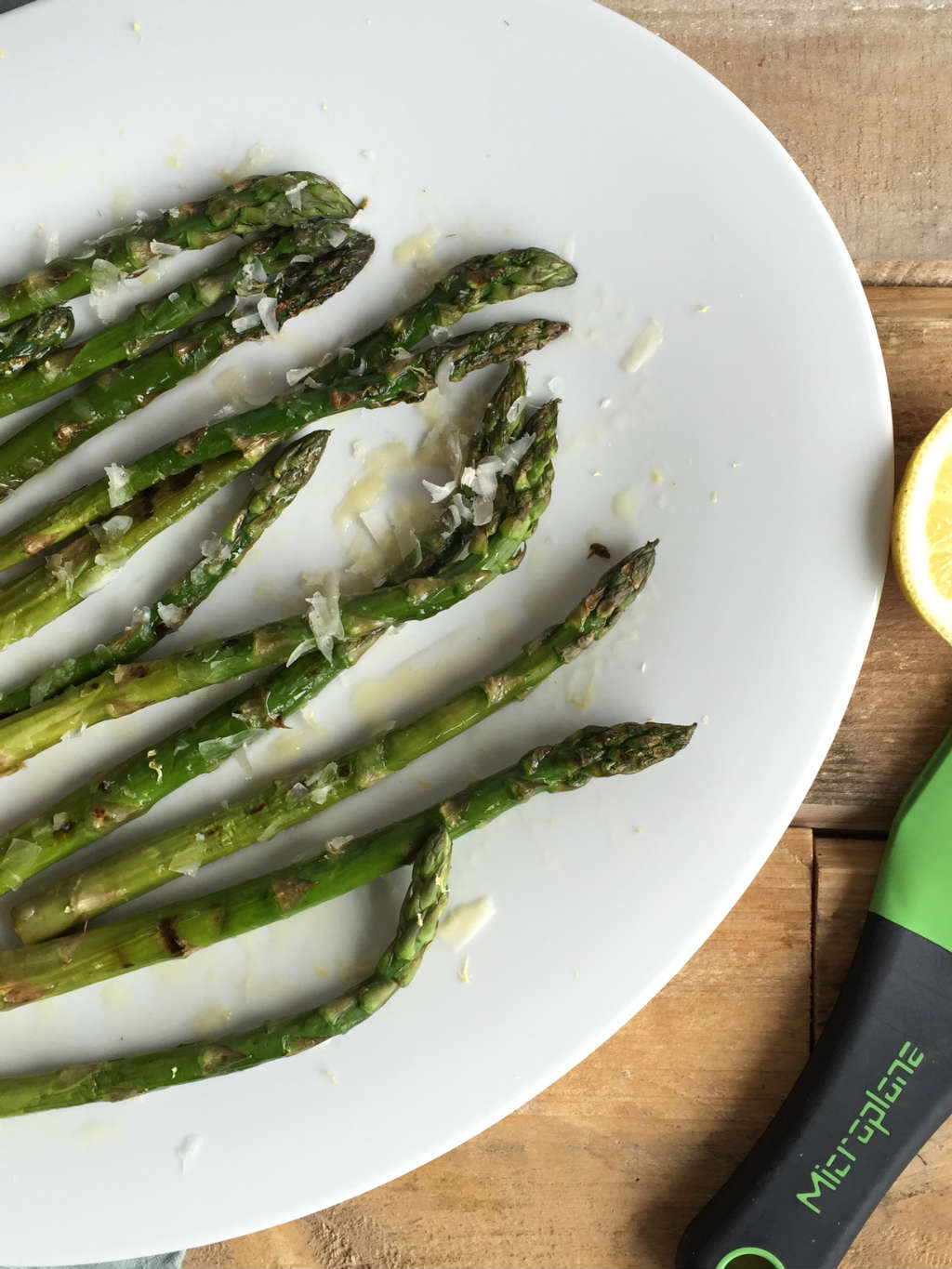 Groene asperges grillen