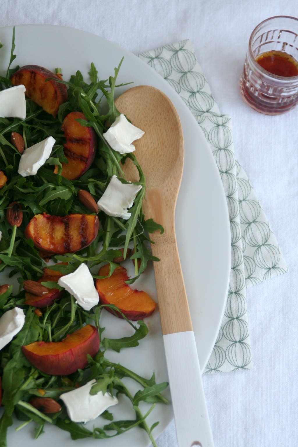 gegrilde perziken met rucola