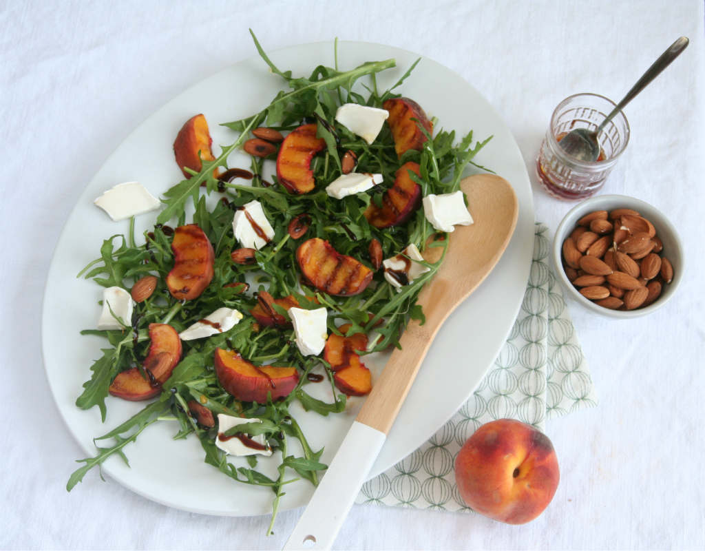 gegrilde perziken met rucola