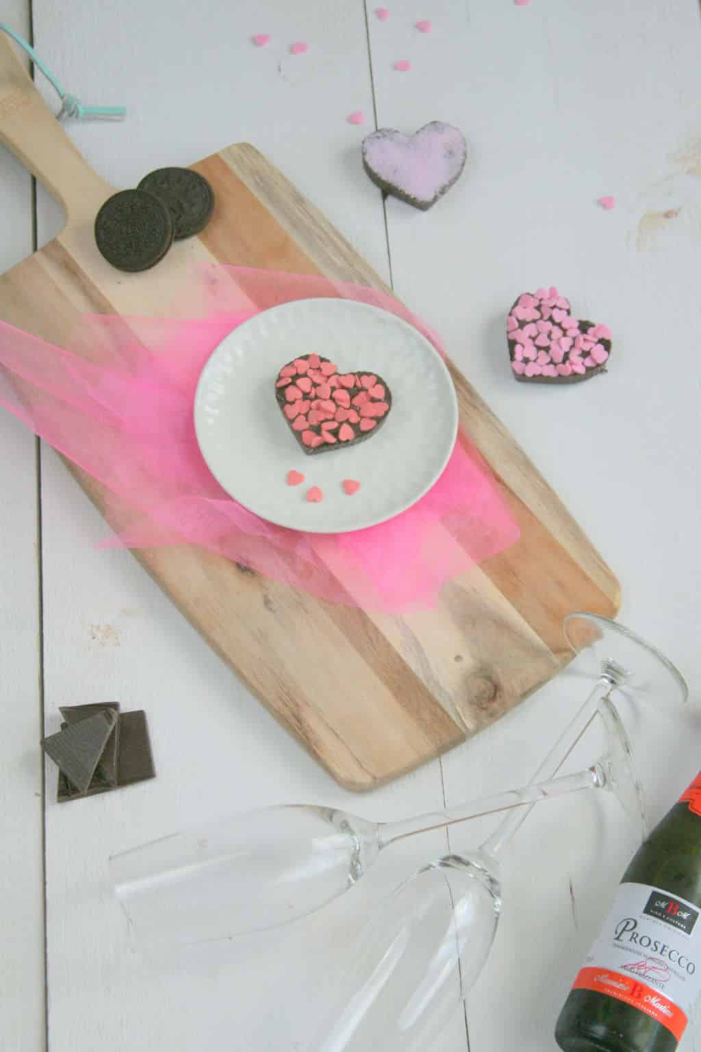 Oreo chocolade hartjes voor wat extra romantiek met Valentijn. Makkelijk en snel gemaakt met slechts 3 ingrediënten. Zien ze er niet schattig uit? #valentijn