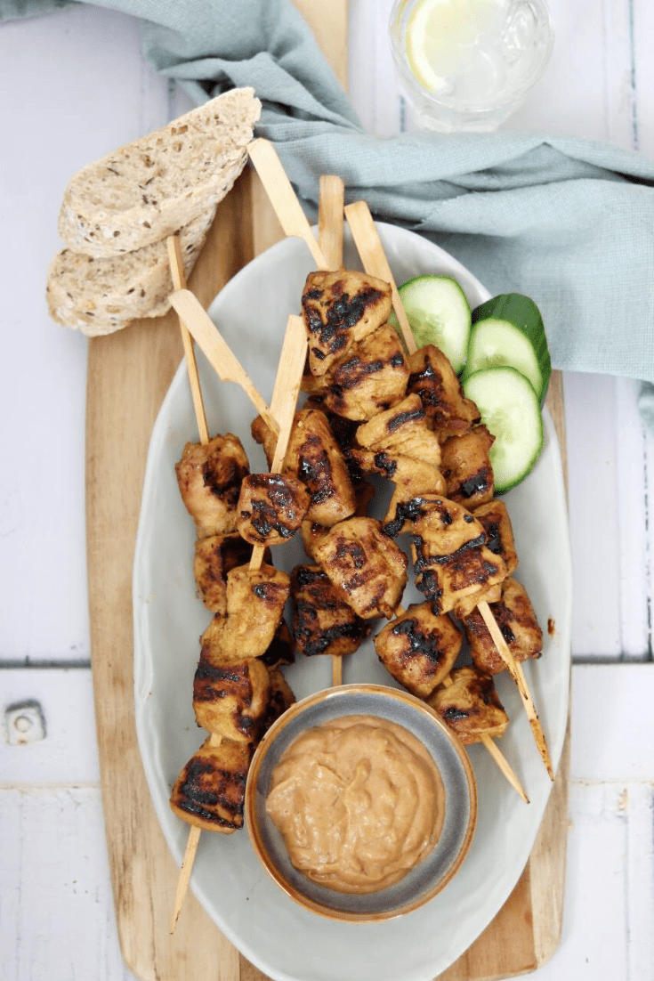 Sate maken van kip.