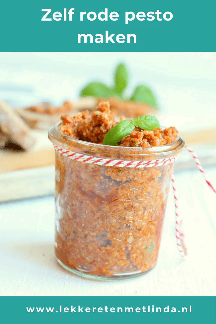 Zelf rode pesto maken. Dit pesto recept maak je met zongedroogde tomaat, pijnboompitten, kaas, basilicum en olie. Maak je eigen potje voor een heerlijke pasta met rode pesto. 