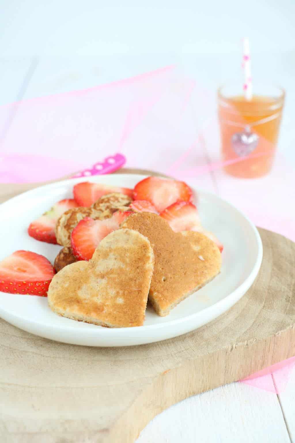 Yoghurt pannenkoeken met gemarineerde aardbeien. Voor een feestontbijt of gewoon omdat het kan. Geniet van je verwenontbijt.
