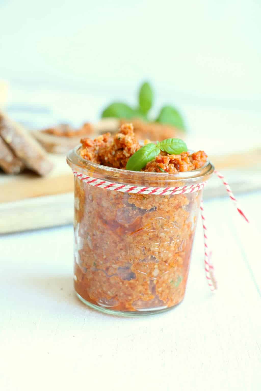 Zelf deze Italiaanse rode saus maken is makkelijker dan je denkt. De keukenmachine doet het werk. Zo kun je genieten van je zelfgemaakte rode pesto in een pasta salade bijvoorbeeld. 