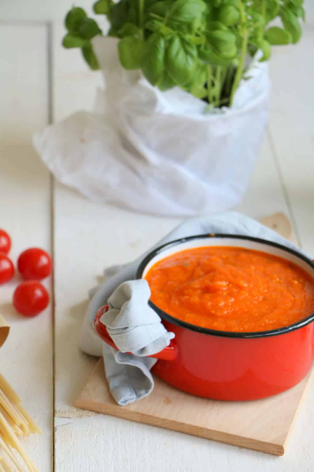 Zelf pastasaus maken van verse tomaten. Dit is een origineel Italiaans recept van vrienden. De smaak is zo puur. Vanaf nu vul je de vriezer met deze zelfgemaakte pasta saus. #pastasaus