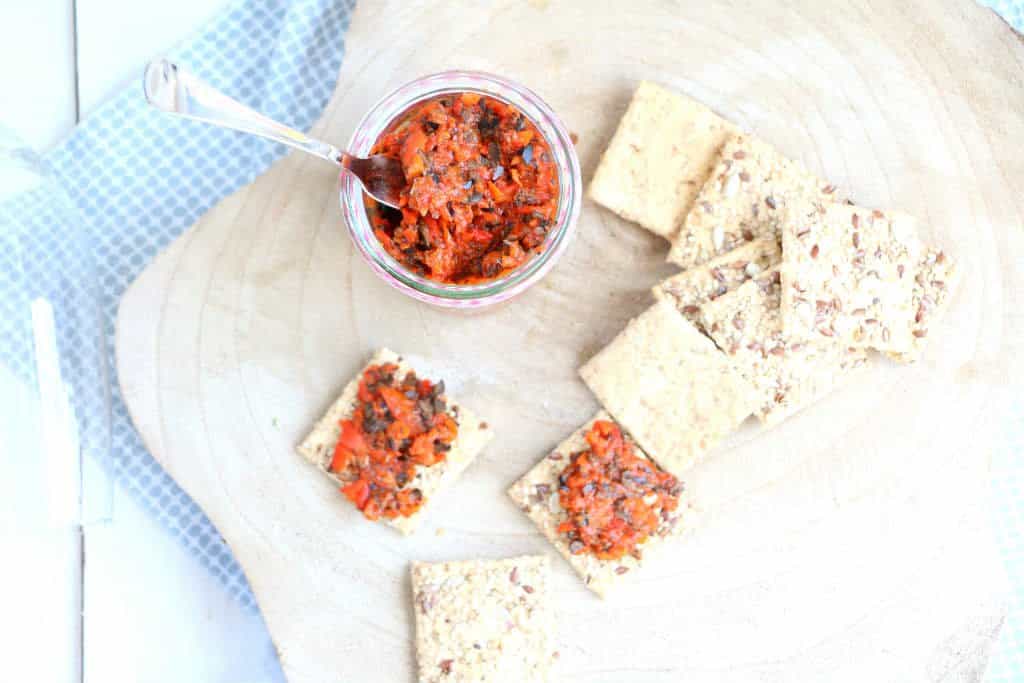Zelf paprika tapenade maken. De geroosterde paprika zorgt voor een te gekke zoete smaak. Perfect in combinatie met de zoute kappertjes en olijven