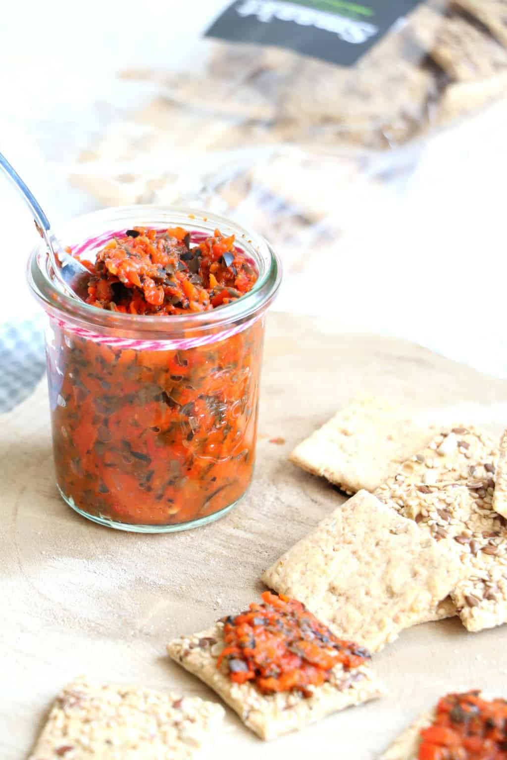 Zelf paprika tapenade maken. De geroosterde paprika zorgt voor een te gekke zoete smaak. Perfect in combinatie met de zoute kappertjes en olijven.