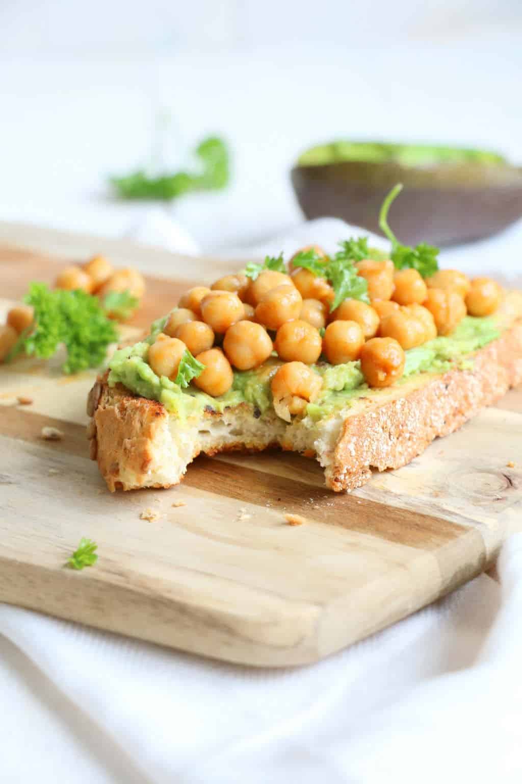 avocado toast met kikkererwten