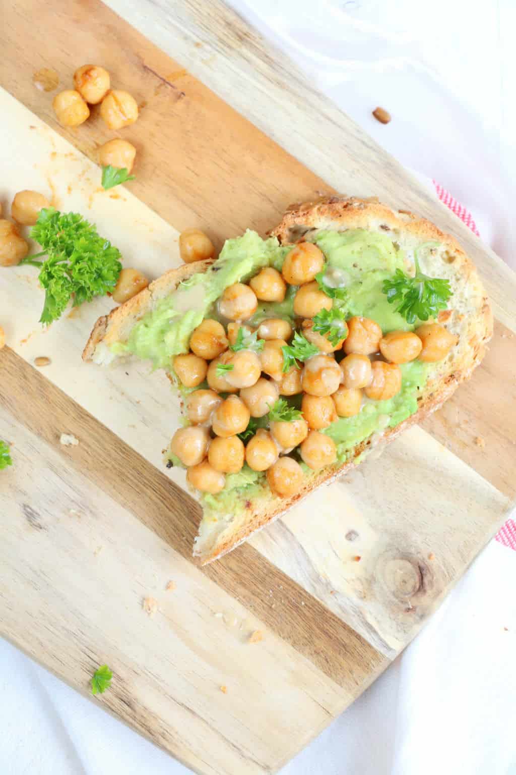 avocado toast met kikkererwten