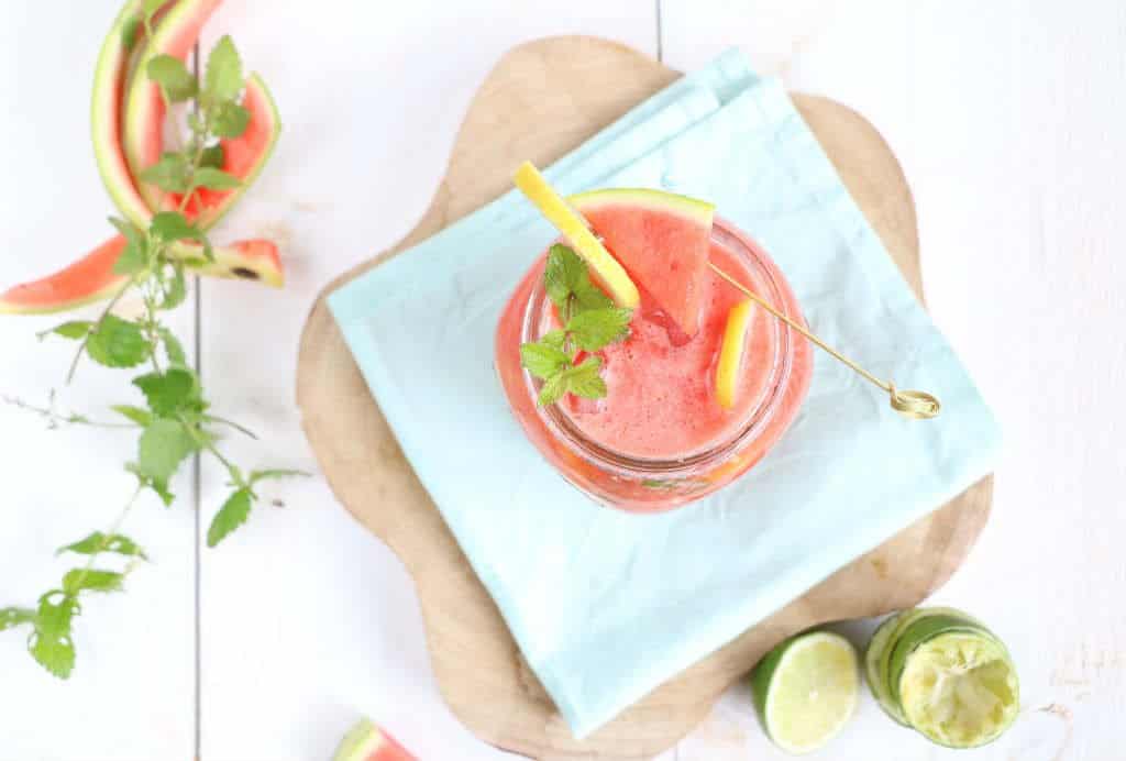 De watermeloen limonade is een lekker verfrissend zomers drankje van uiteraard watermeloen, limoen, water en eventueel munt en ijsklontjes.