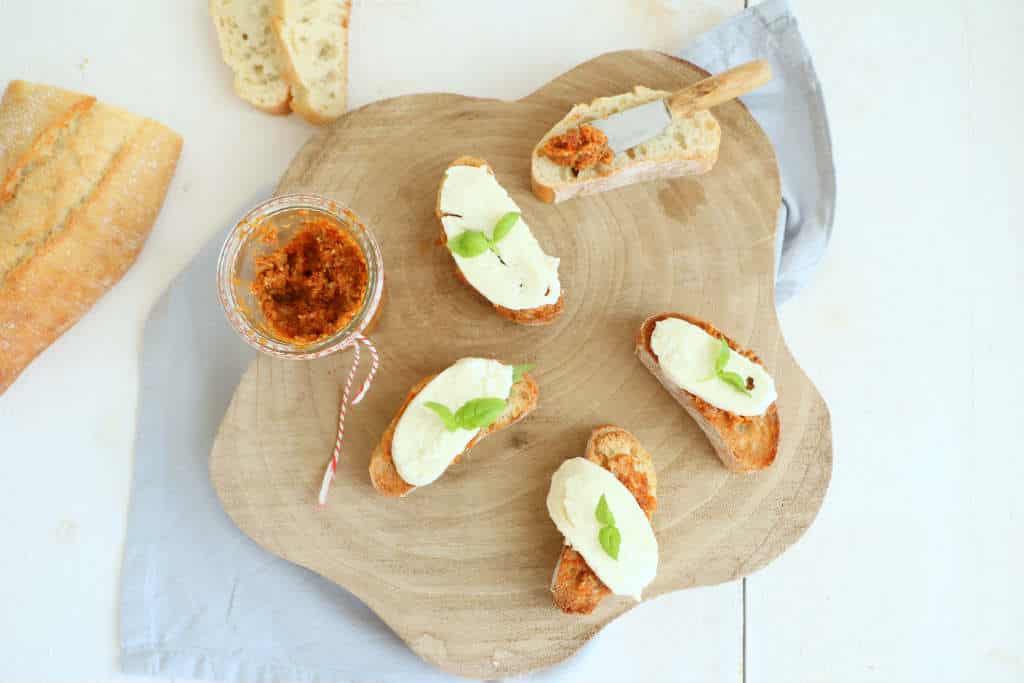 crostini met rode pesto