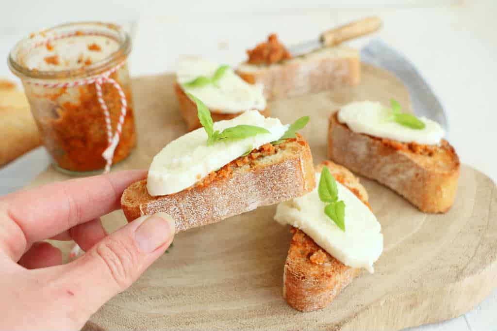 crostini rode pesto