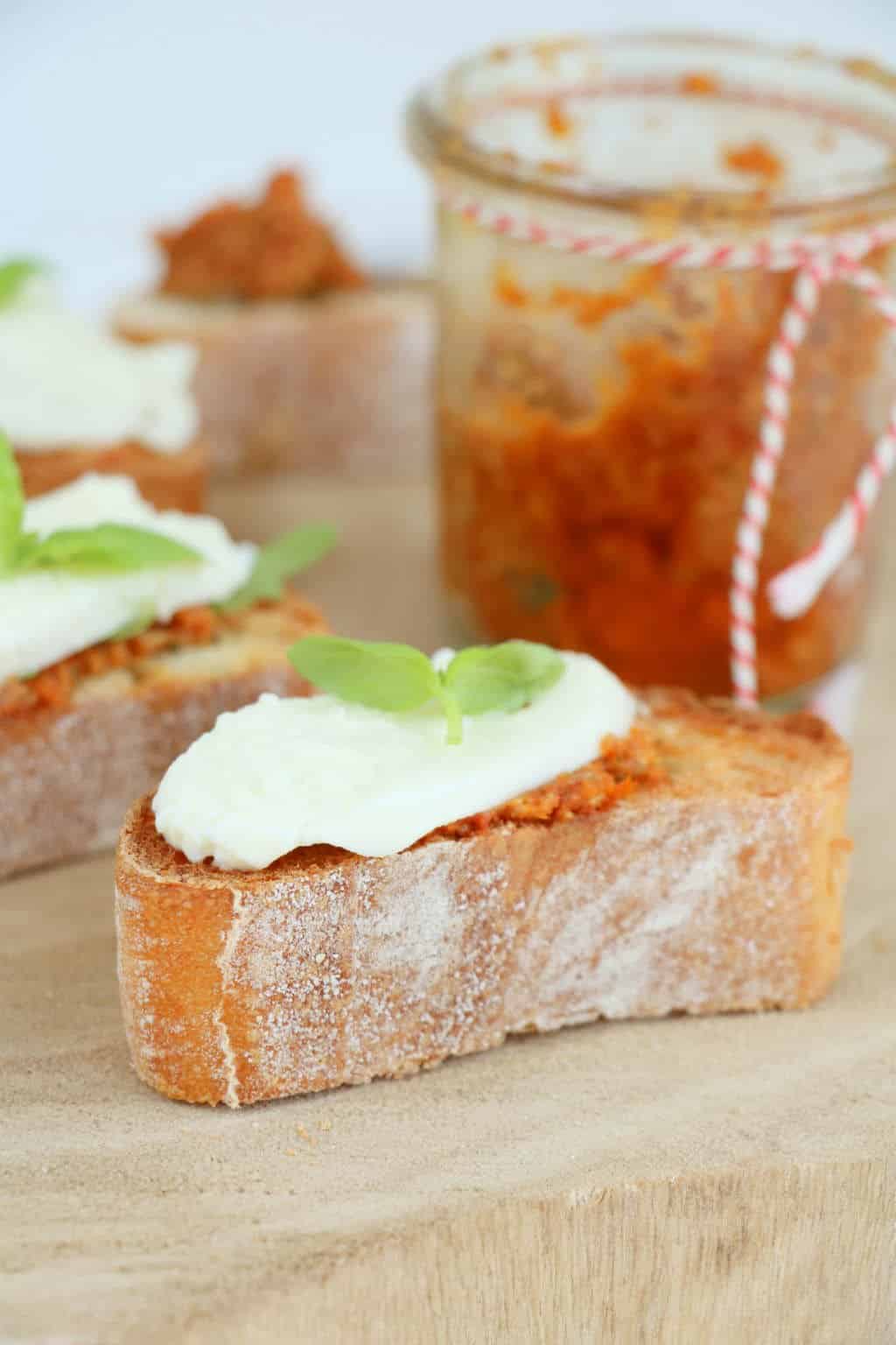 crostini rode pesto