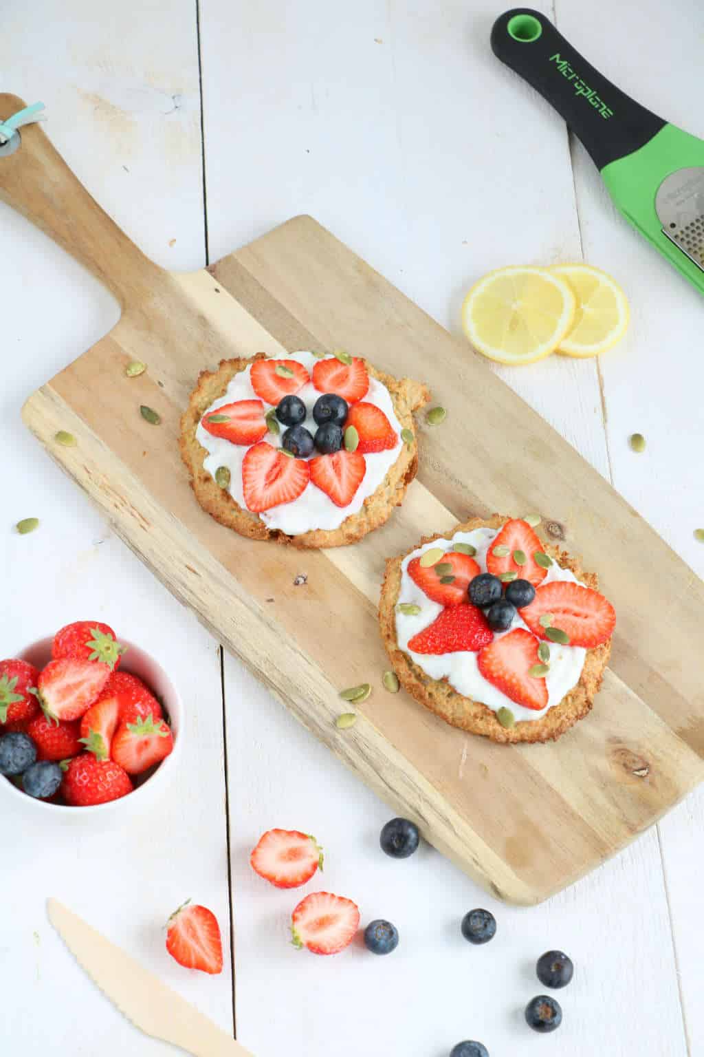 De havermout banaan koekjes zijn een grote hit. Stel je zo'n koekje voor maar dan groter belegt met yoghurt en fruit. Yes een havermout ontbijt pizza.