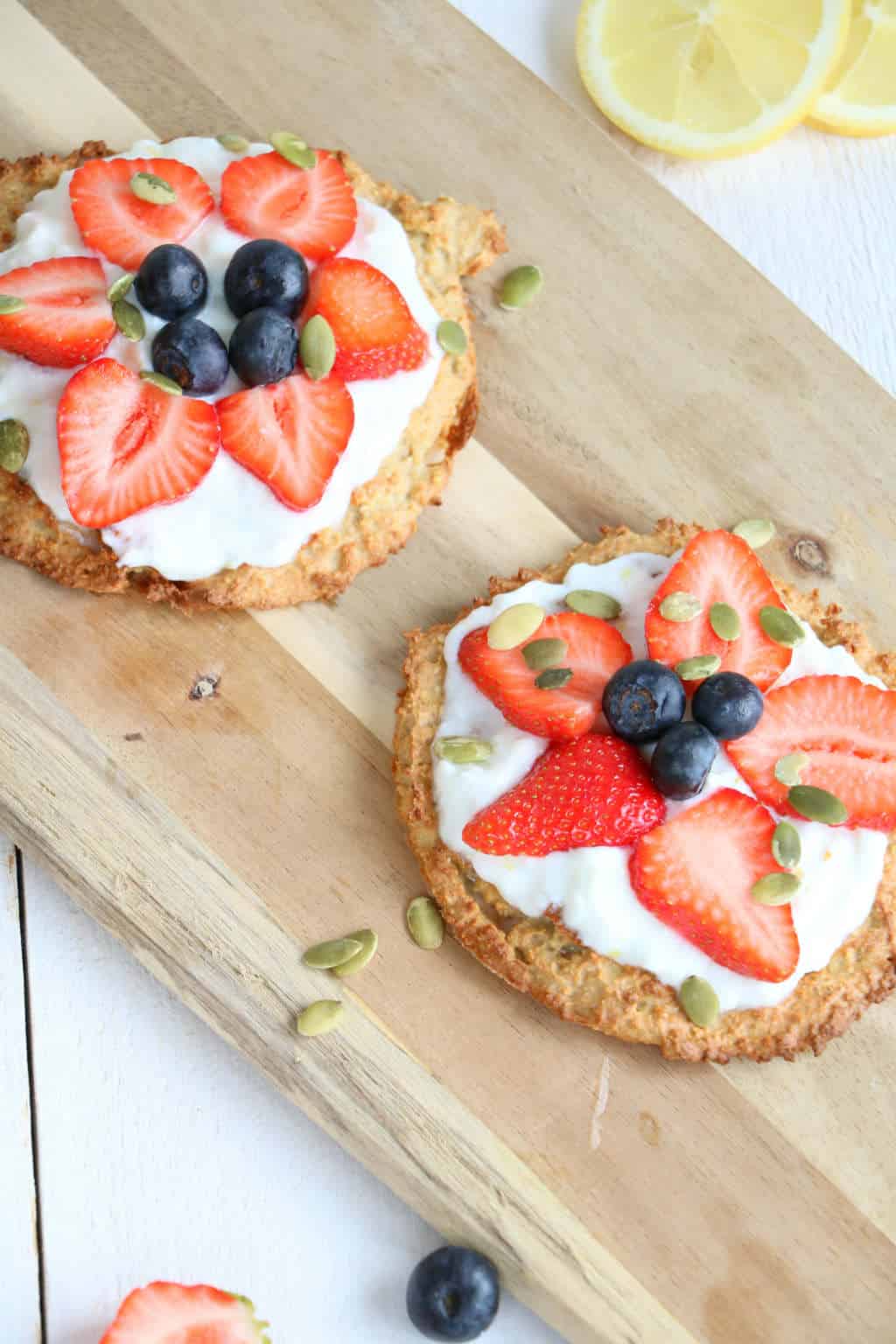 havermout ontbijt pizzaDe havermout banaan koekjes zijn een grote hit. Stel je zo'n koekje voor maar dan groter belegt met yoghurt en fruit. Yes een havermout ontbijt pizza.