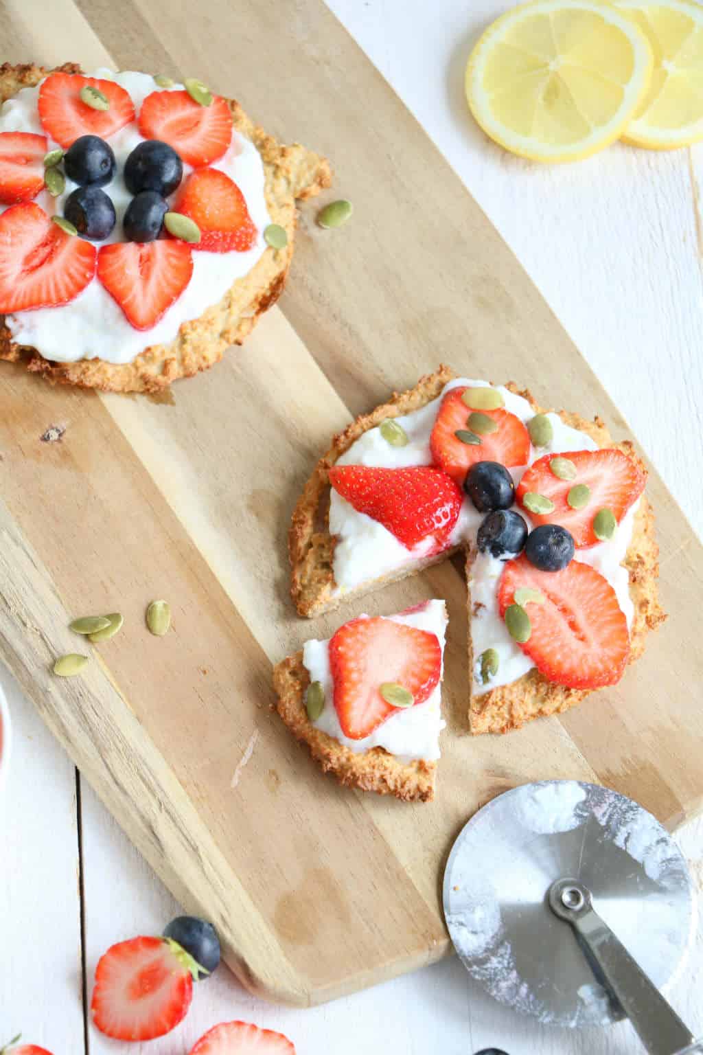 De havermout banaan koekjes zijn een grote hit. Stel je zo'n koekje voor maar dan groter belegt met yoghurt en fruit. Yes een havermout ontbijt pizza.