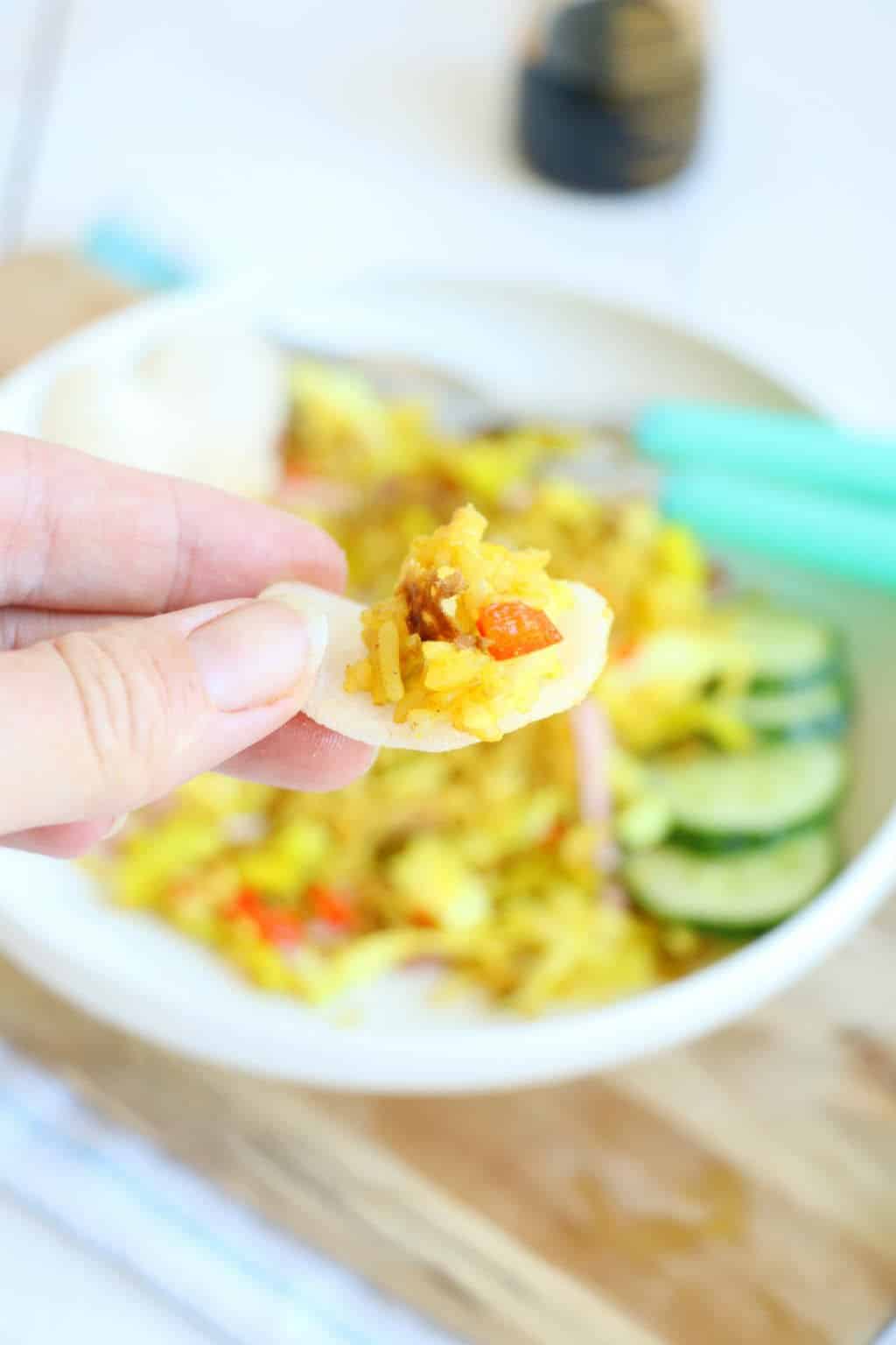 Zelf nasi goreng maken zonder pakjes en zakjes. Lekker met kroepoek, omelet en komkommer. Vervang de ham door kip of laat achterwege voor een vegetarisch nasi goreng.