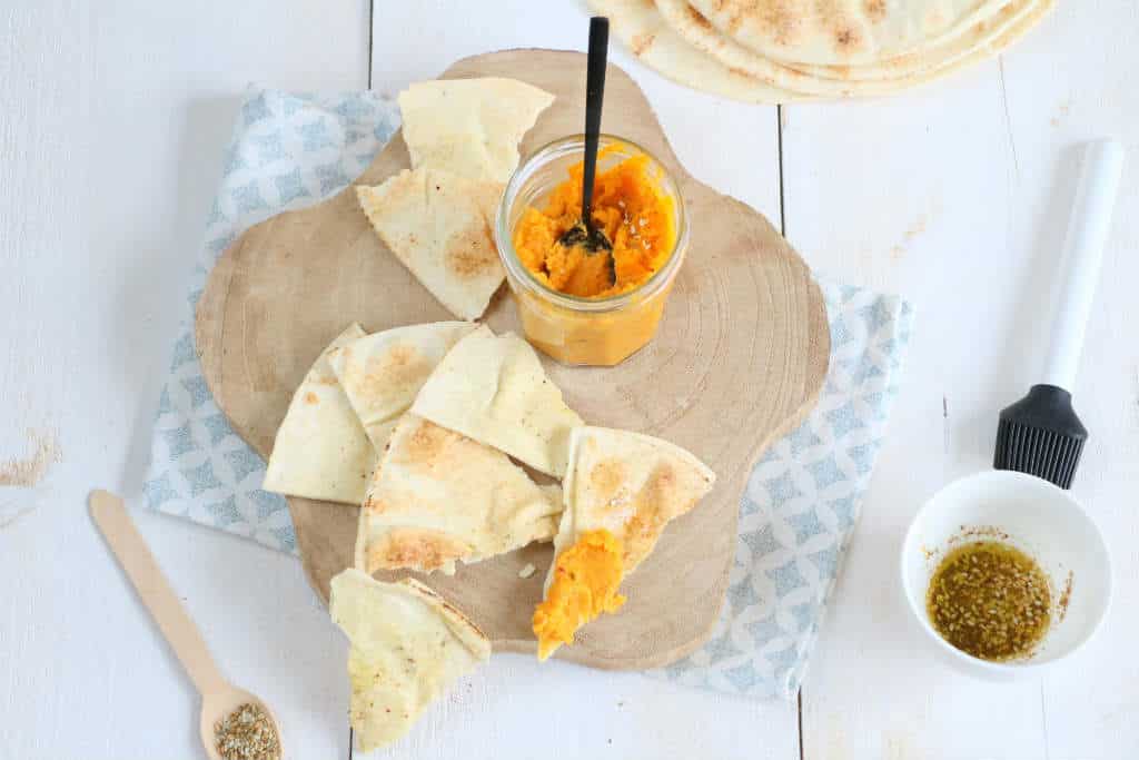 gebakken platbrood met pompoen dip