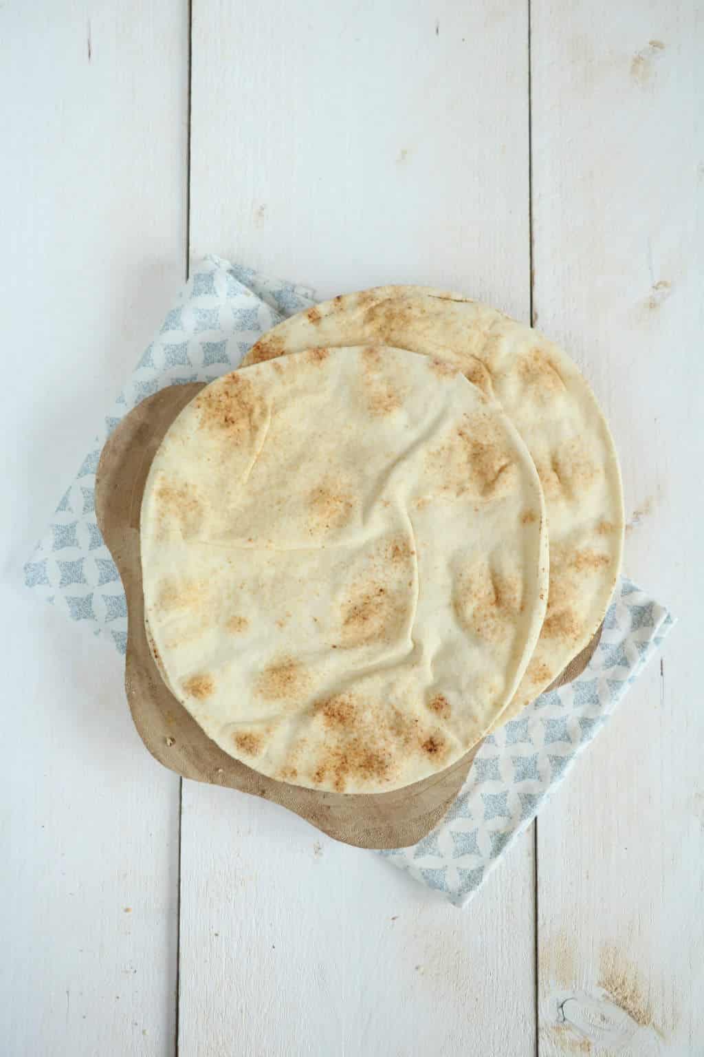 gebakken flatbrood met pompoen dip