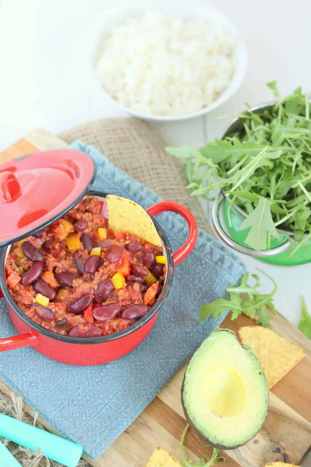 Ultiem comfort food is deze chili con carne van Jamie Oliver. Dit recept is makkelijk te maken. Het voordeel is dat je 1x kookt en meerdere keren met het gezin van de chili con carne van Jamie Oliver kan eten. Schuif de pan maar vast de oven in.