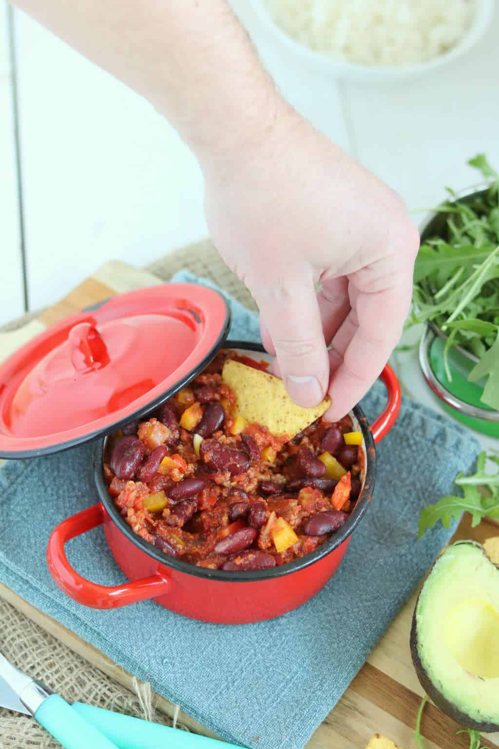 Ultiem comfort food is deze chili con carne van Jamie Oliver. Dit recept is makkelijk te maken. Het voordeel is dat je 1x kookt en meerdere keren met het gezin van de chili con carne van Jamie Oliver kan eten. Schuif de pan maar vast de oven in.