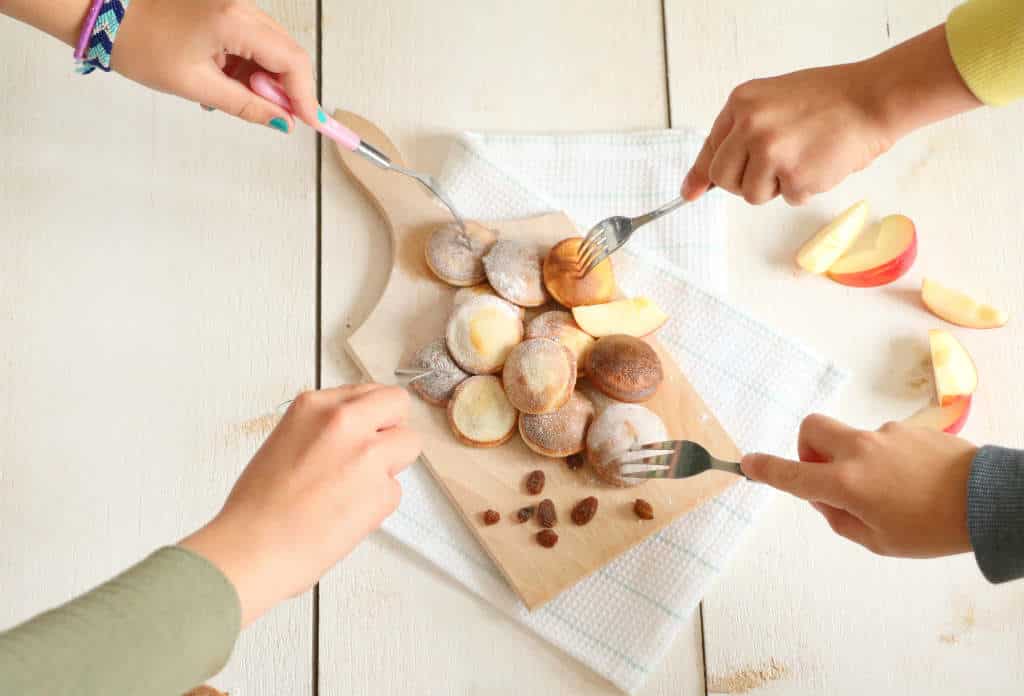 Poffertjes gevuld met kaneelappeltjes
