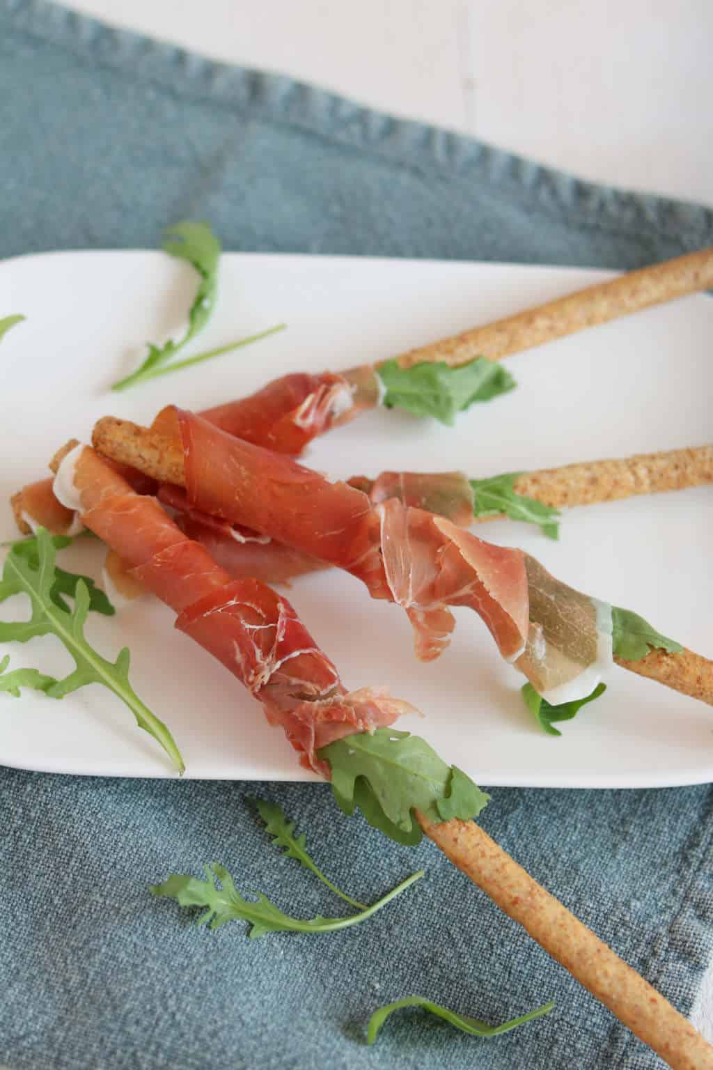 hapjes met vlees: rauwe ham met soepstengel