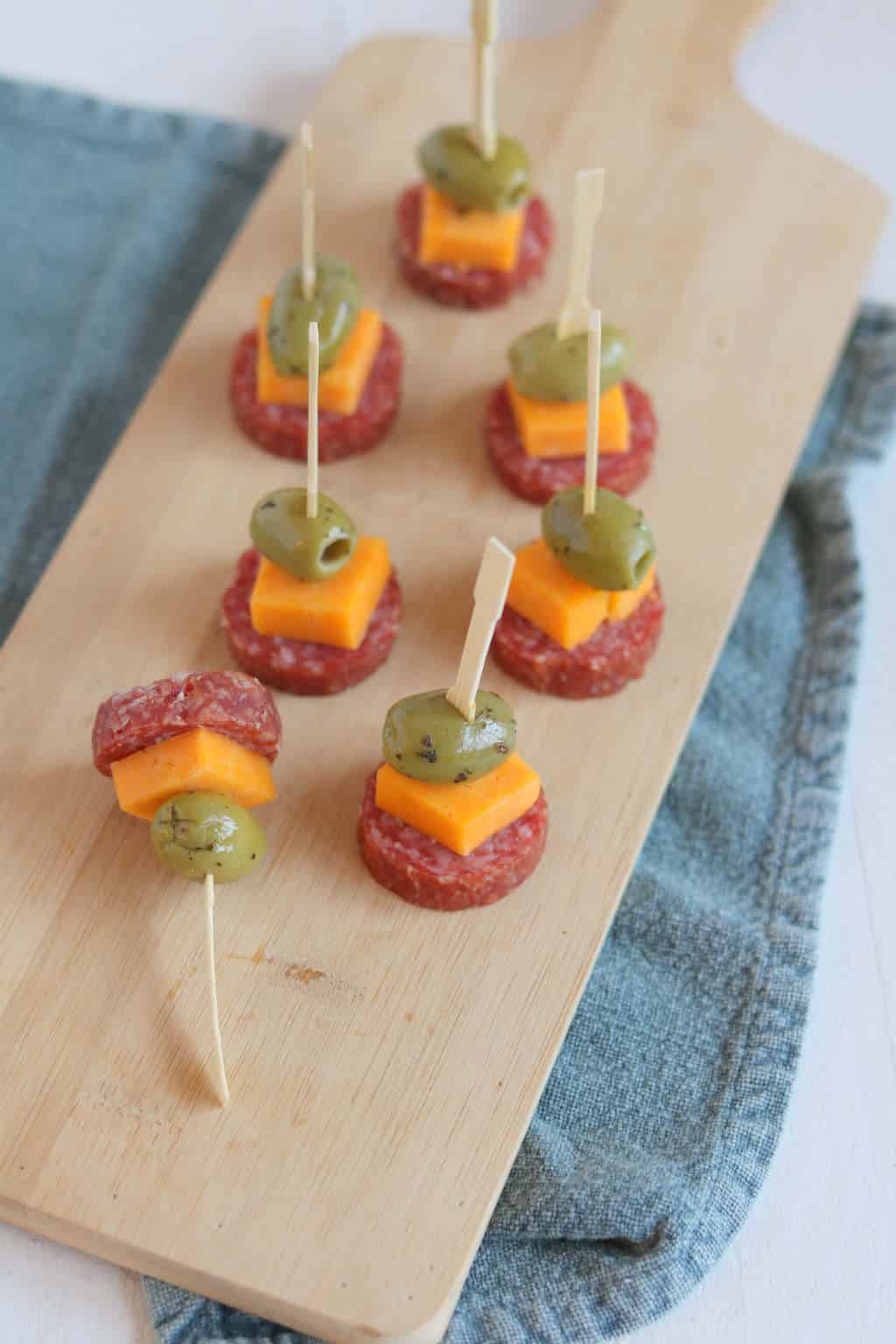 hapjes met vlees: salami met cheddar en olijven