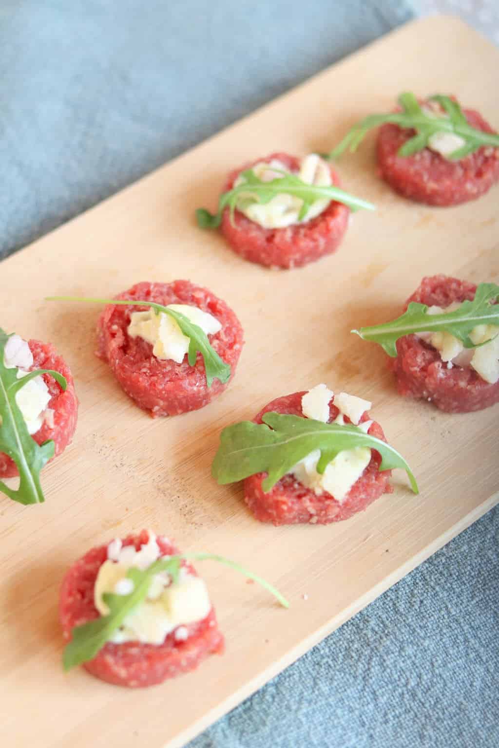 hapjes met vlees: ossenworst met truffelmayo