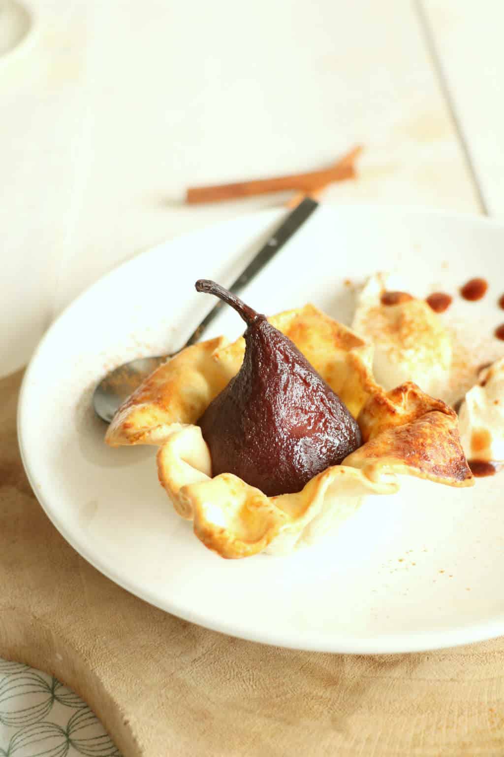 Stoofperen in bladerdeeg met mascarpone