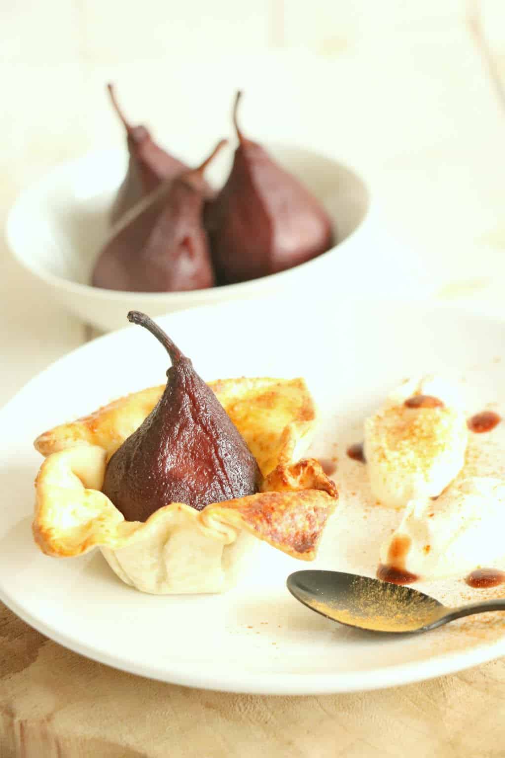 Stoofperen in bladerdeeg met mascarpone