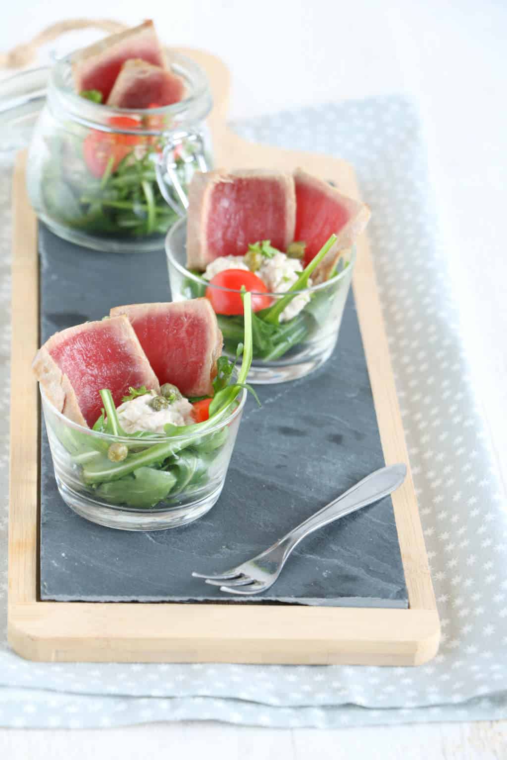 Vitello tonnato wie kent het niet? Ik geef een twist aan dit klassieke recept door de combinatie om te draaien. De saus bestaat uit kalfsfricandeau met erop kort gebakken tonijn. Daarbij wordt de vitello tonnato gepresenteerd in een glaasje. De 2.0 versie.