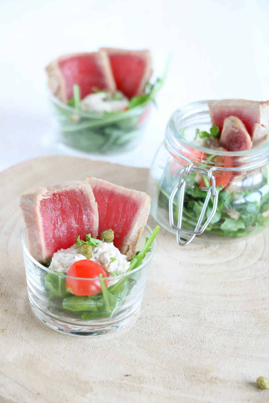 Vitello tonnato wie kent het niet? Ik geef een twist aan dit klassieke recept door de combinatie om te draaien. De saus bestaat uit kalfsfricandeau met erop kort gebakken tonijn. Daarbij wordt de vitello tonnato gepresenteerd in een glaasje. De 2.0 versie.