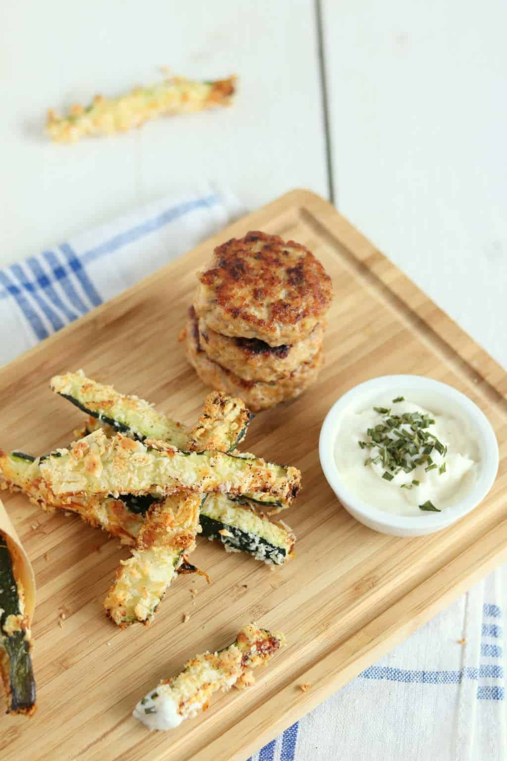 Courgette frieten met kipburgers