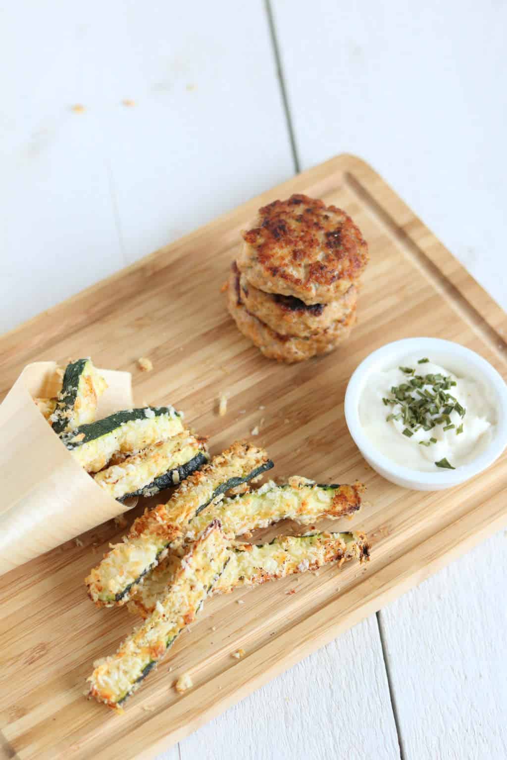 Courgette frieten met kipburgers