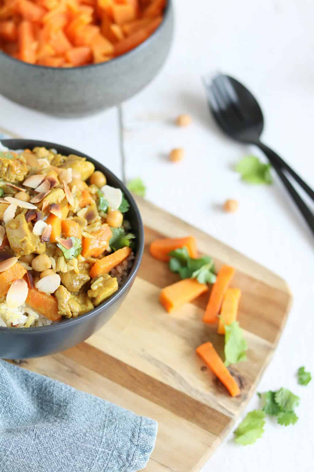 Kip korma met zoete aardappel en kikkererwten