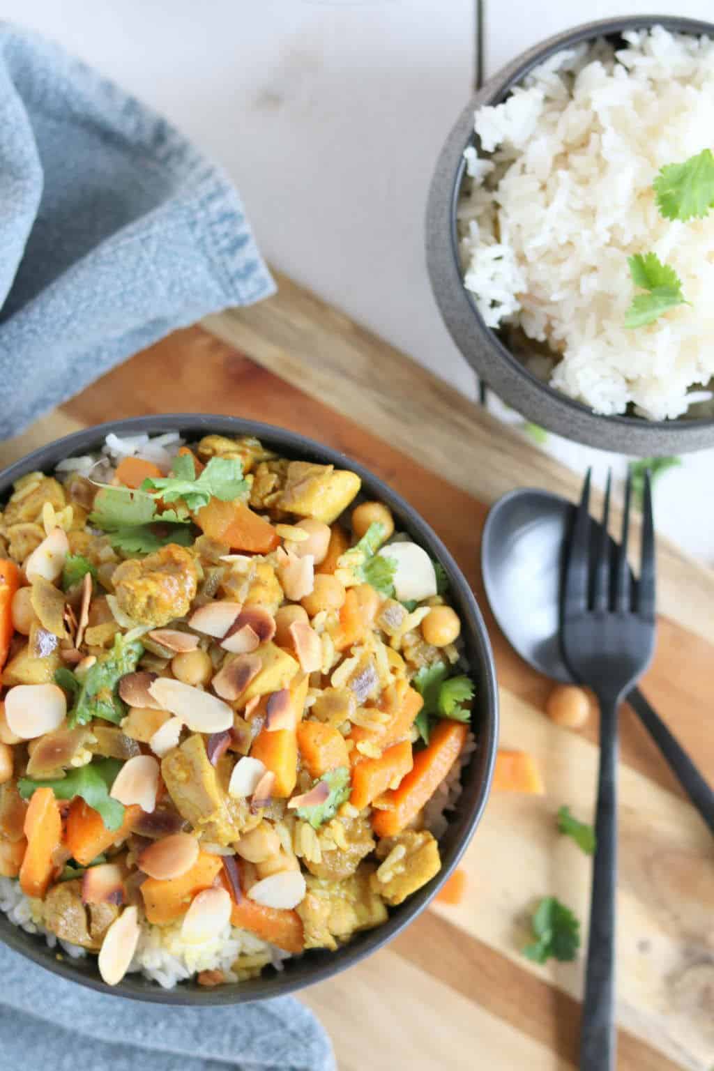 Kip korma met zoete aardappel en kikkererwten