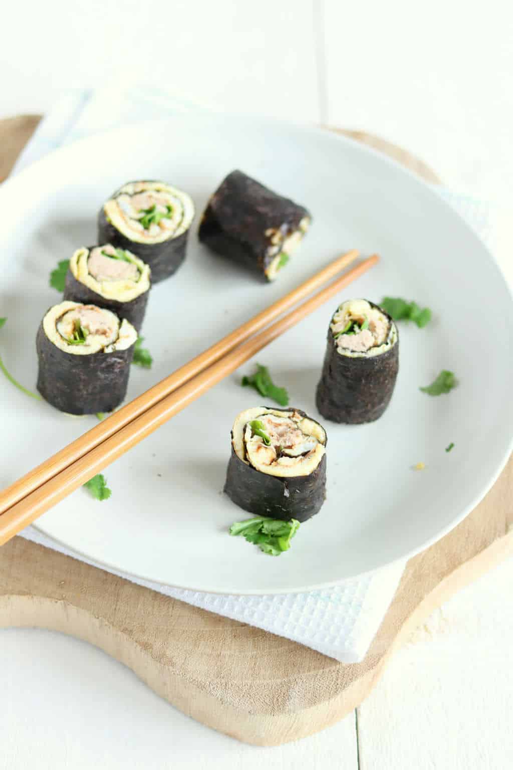 Sushi wraps met tonijn en een omelet. Een lekkere budget vriendelijke optie voor sushi tijdens de lunch. Klik snel op de foto voor het recept. #sushi #wraps #ei