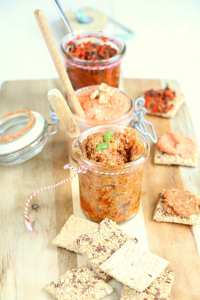 Borrelen en het weekend horen bij elkaar. Op borrelplank staan 3 smeersels voor bij de borrel: een paprika spread, rode pesto en paprika tapenade.
